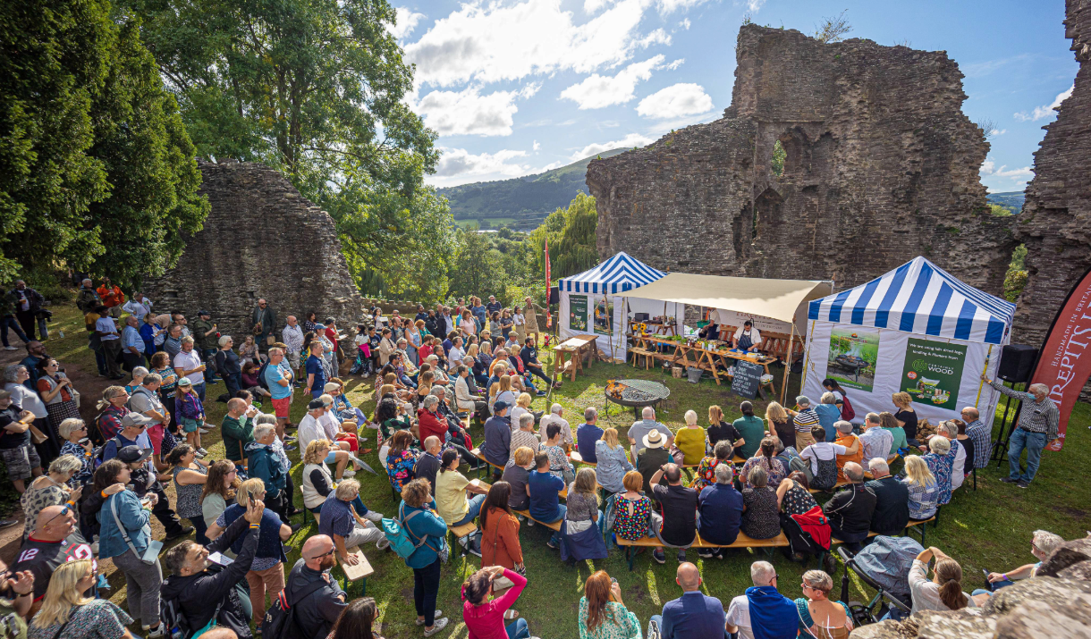 abergavenny food festival in castle grounds showing crows watching food demonstration